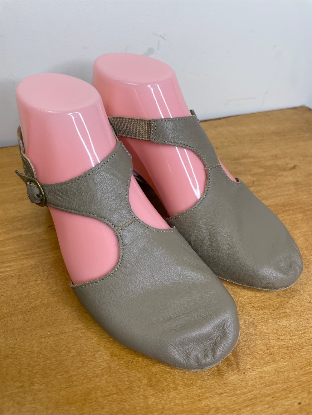 Capezio Taupe Leather T-Strap Jazz Shoes. Size 6